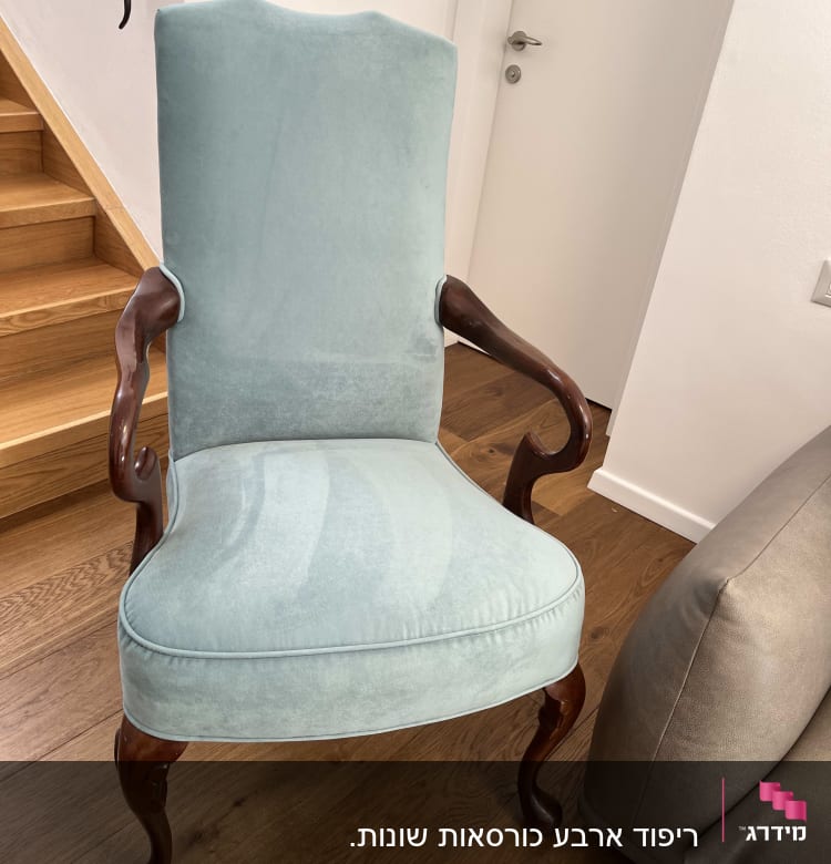 כיסא מרופד בבד ירוק עם רגלי עץ מעוקלות